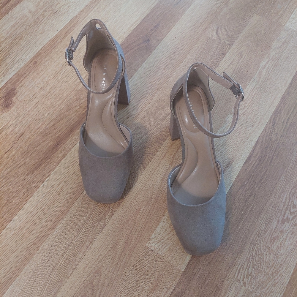 Kelly & Katie Elominie Platform Pump Size 7.5